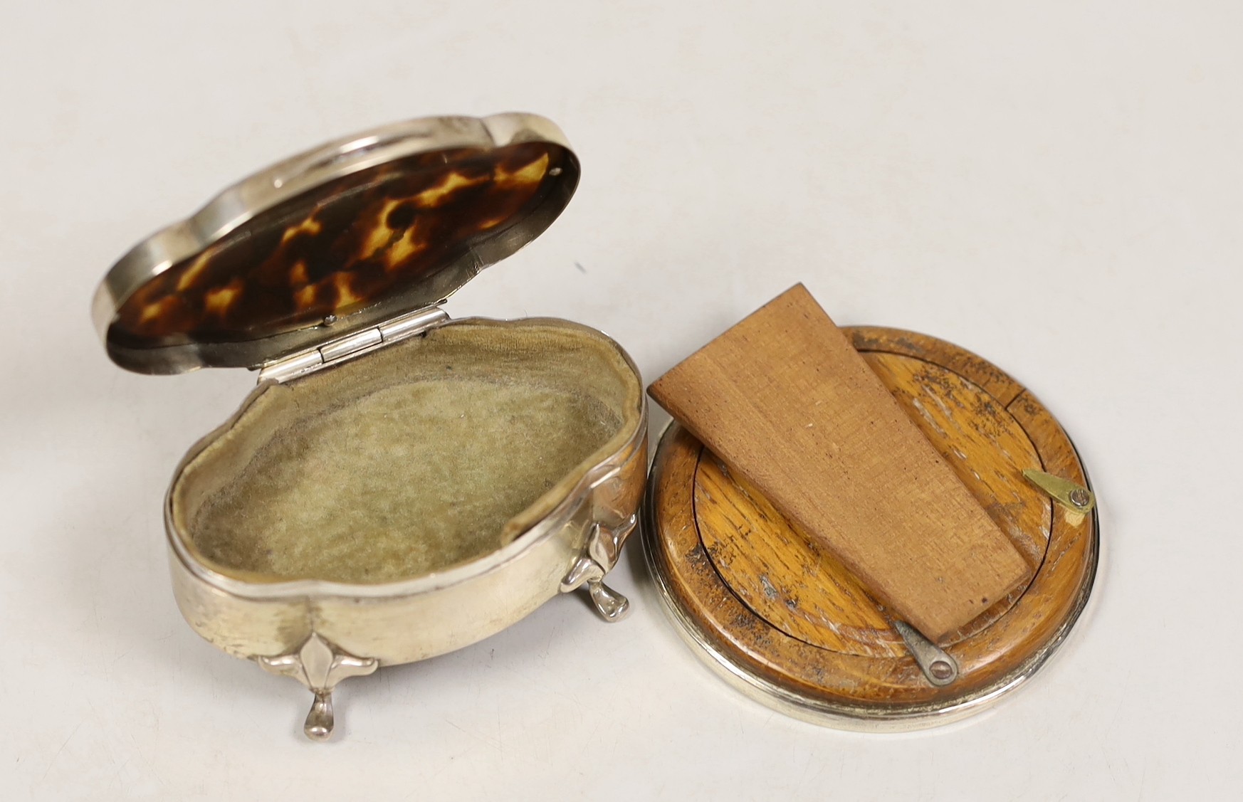 A small George V silver and piqué mounted trinket box, Chester, 1912, 79mm and a small circular silver mounted photograph frame.